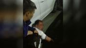 Мужчину удерживают на земле до приезда полиции